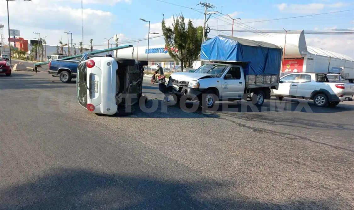 Vuelca automóvil al ser impactado por camioneta