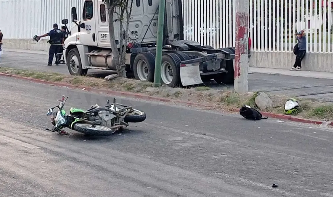 Muere al ser impactado; su hijo logra sobrevivir