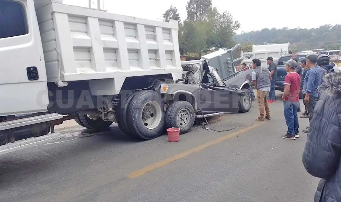Pickup se estampa en volteo; dos lesionados