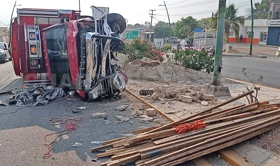 Falla mecánica provoca aparatosa una volcadura
