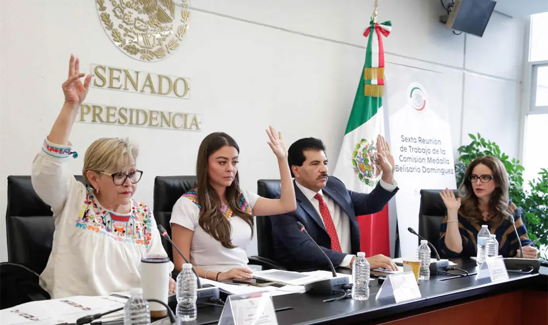 Ratifican entrega de medalla a Elena Poniatowska