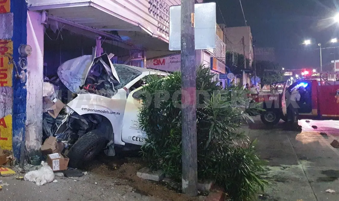 Se estrella camioneta en negocio; dos muertos