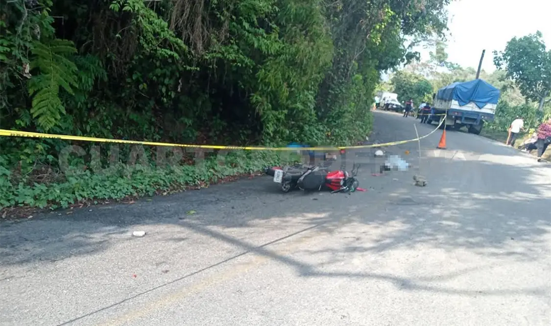 Mueren dos motociclistas al impactar contra camión