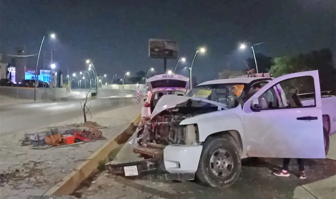 Veloz conductor impacta de frente contra un árbol