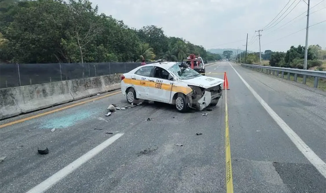 Abandonan taxi chocado sobre la carretera Costera