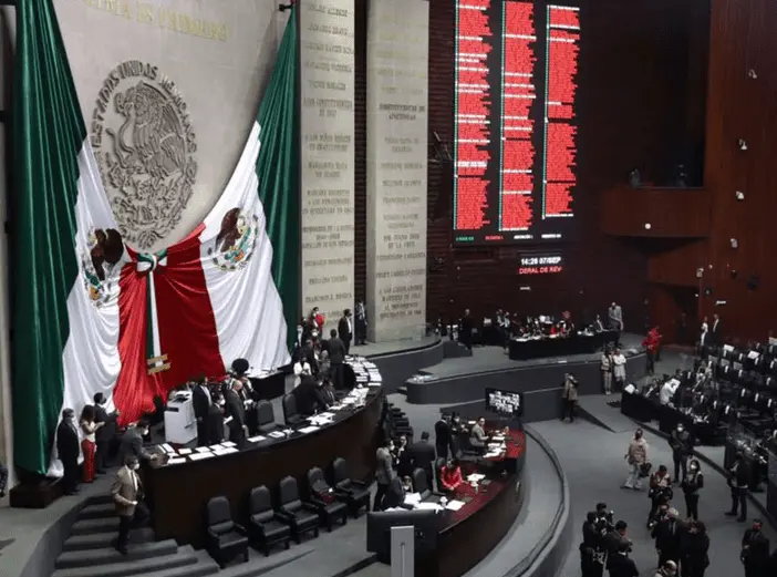 Al grito de “¡No están solas!”, senadoras y diputadas federales de Morena, PT, PRI y MC se manifestaron en contra de la reforma. Cortesía