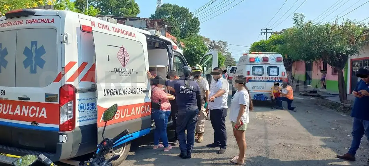 Pareja queda lesionada al impactar contra combi