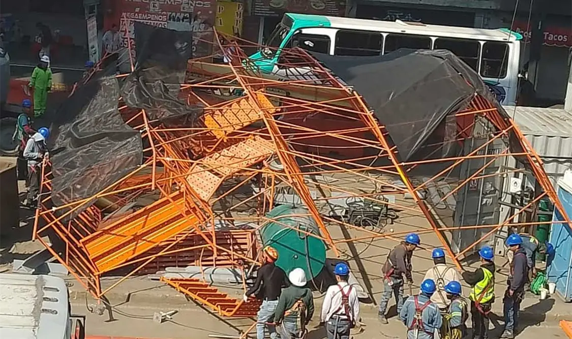 En redes sociales se observó la estructura metálica en el suelo y a dos trabajadores a lado de la misma. Cortesía