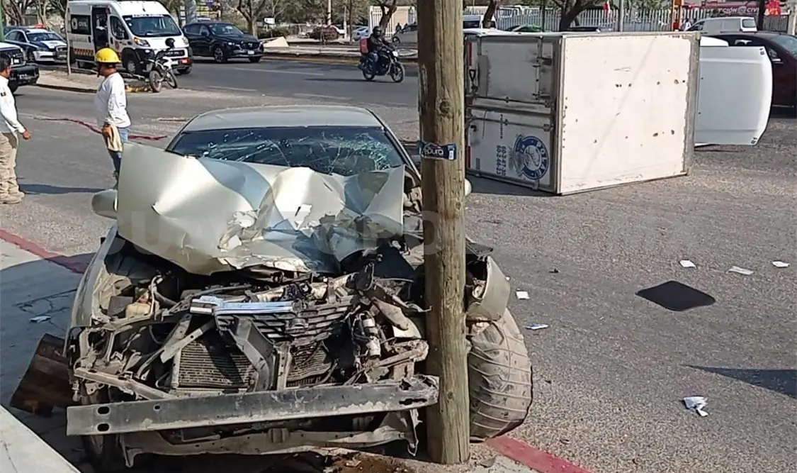 Por evitar pagar unos daños menores en un accidente, intentó darse a la fuga, pero chocó contra un vehículo que esperaba en una intersección. Ulises López / CP