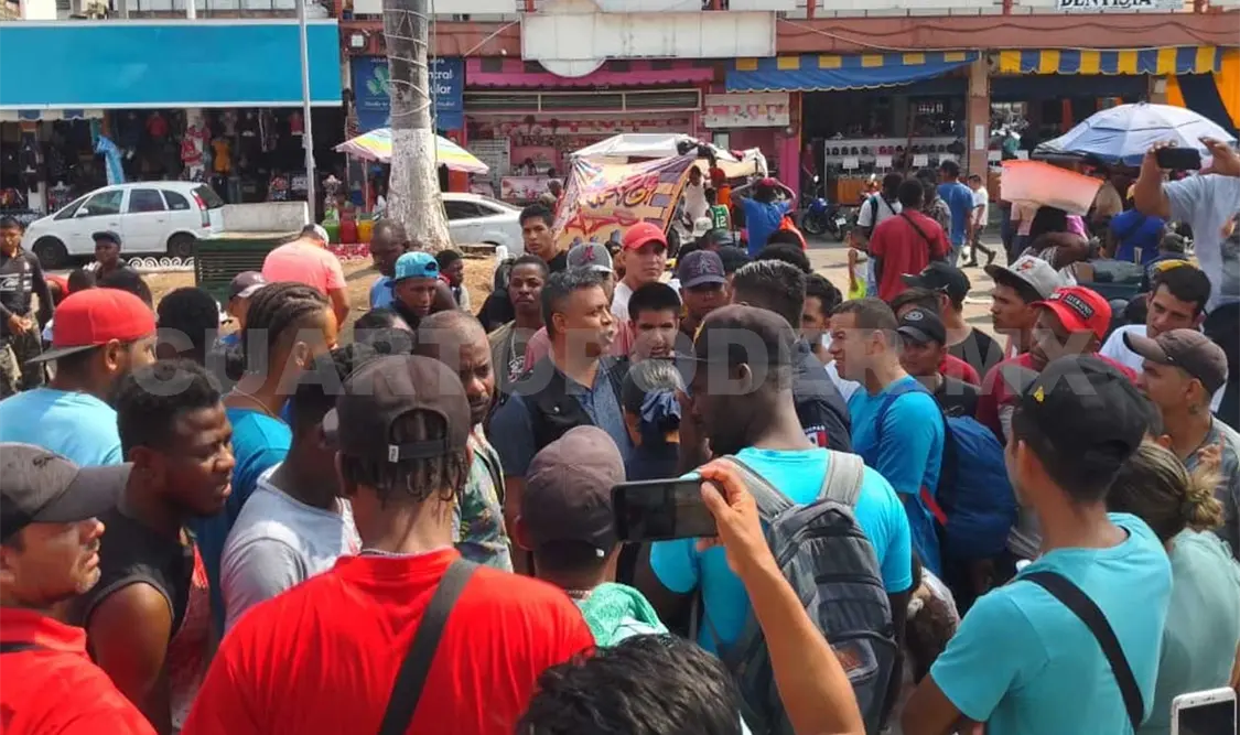 Migrantes se organizaban este sábado para realizar el viacrucis. Ramón García / CP