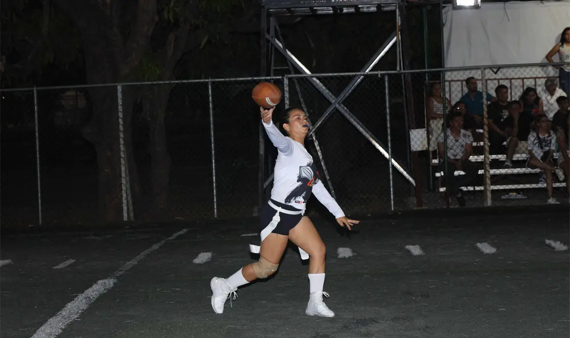 Daniela Ruiz estuvo en los controles de la ofensiva de Centinelas, que al inicio del juego logró sus dos anotaciones. Carlos López/CP