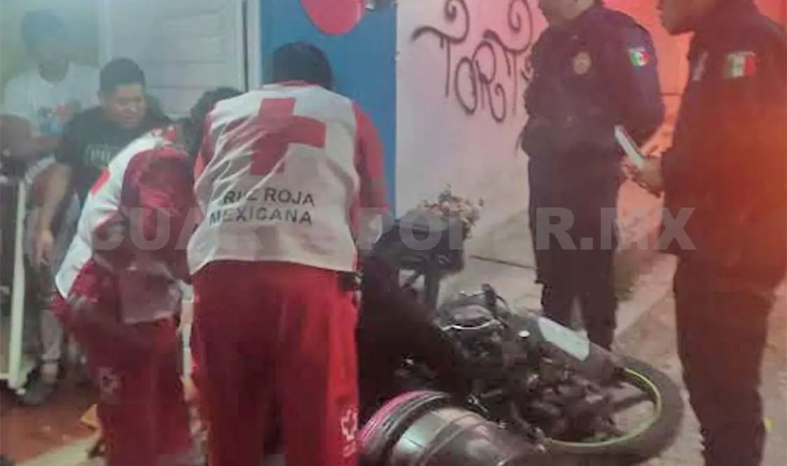 Paramédicos de la Cruz Roja Mexicana llegaron para valorar a la víctima y luego la trasladaron al Hospital de las Culturas. Manuel Martínez / CP