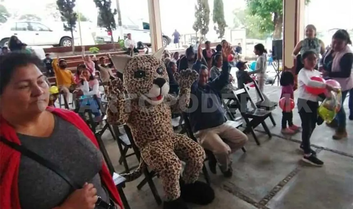 Integrantes de Dejando Huella AC presentaron en la comunidad de San Felipe Ecatepec el programa “Cine en tu barrio”. Manuel Martínez / CP