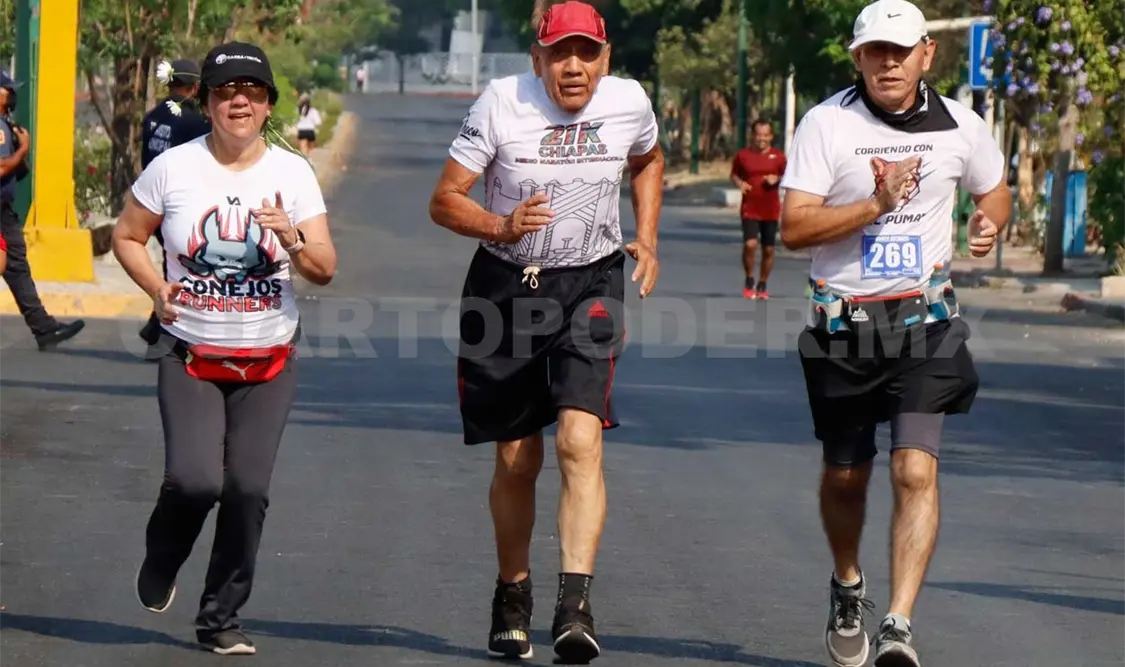 A pesar del cansancio, los tuxtlecos llegaron al parque del Oriente, en donde fue la meta del circuito. Diego Pérez/CP