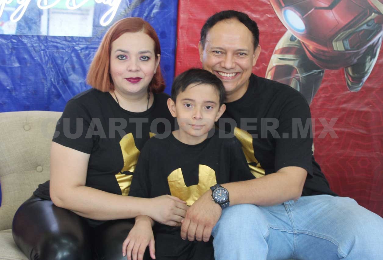 Regalos y buenos deseos para Héctor Iker