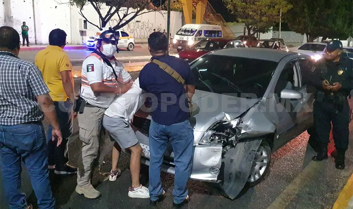 Supuestamente el conductor de la unidad particular estaba ebrio y manejaba a exceso de velocidad. Ulises López / CP