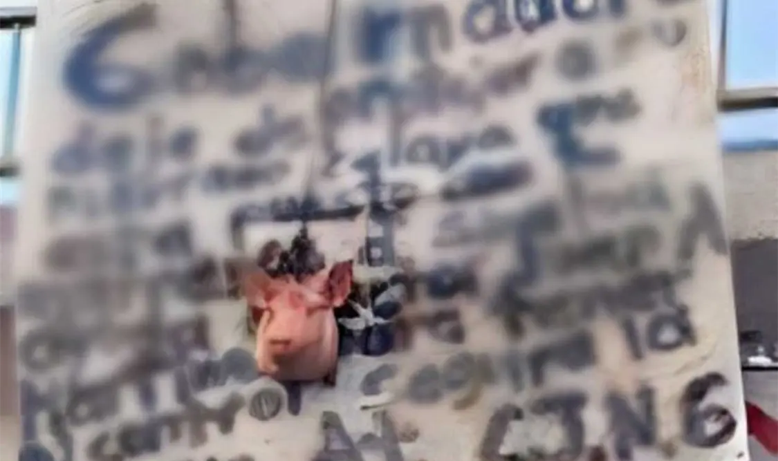 El narcomensaje fue hallado pendiendo de un puente peatonal sobre la autopista Tlaxcala-Texmelucan. Cortesía