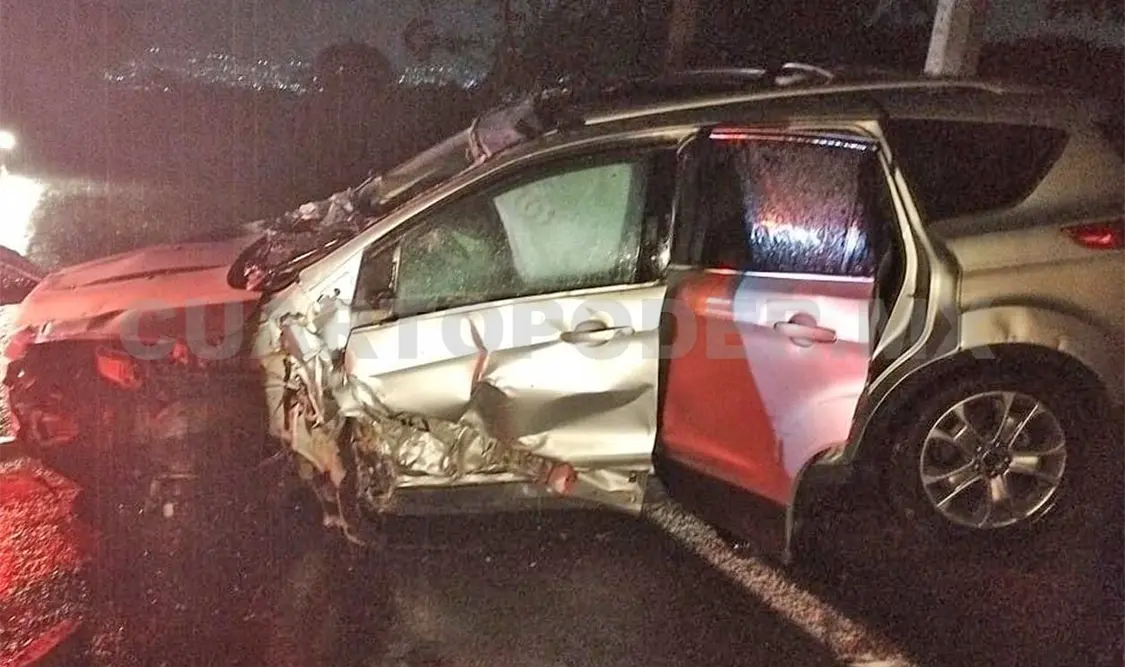 La Escape cayó al fondo del barranco al salirse del camino por la carretera mojada. Ulises López / CP