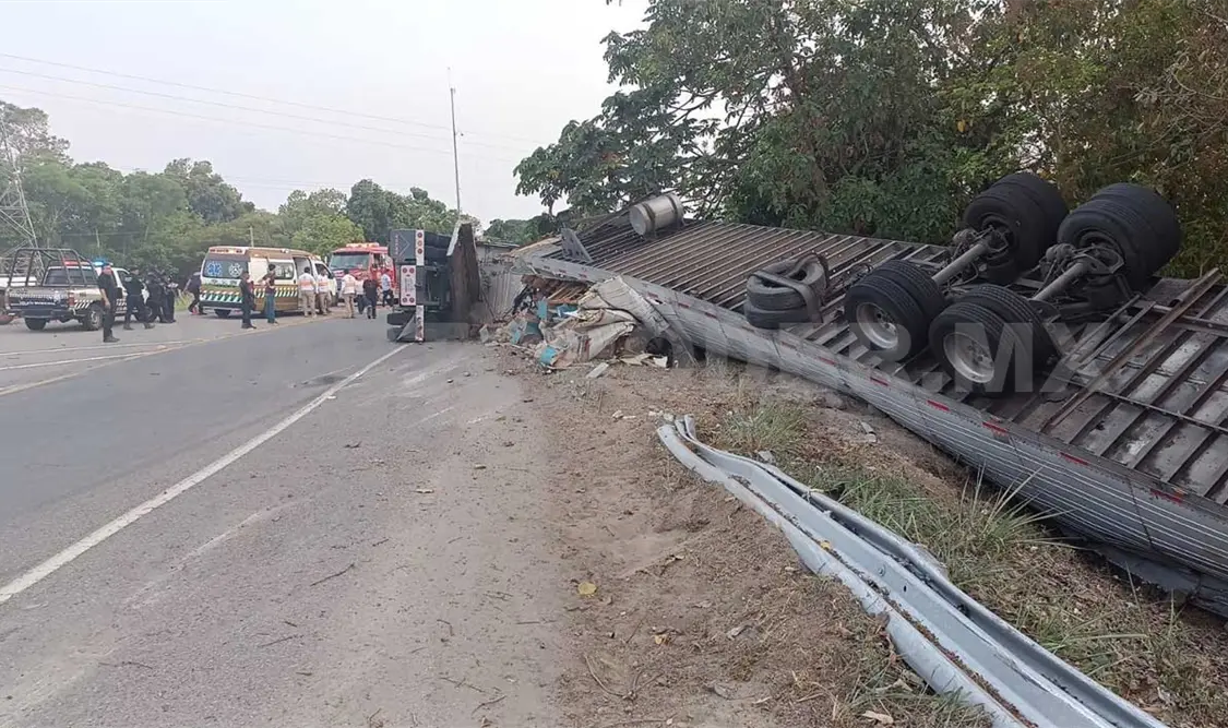 La volcadura del tráiler dejó a un menor sin vida y dos personas gravemente lesionadas. Víctor Sánchez / CP