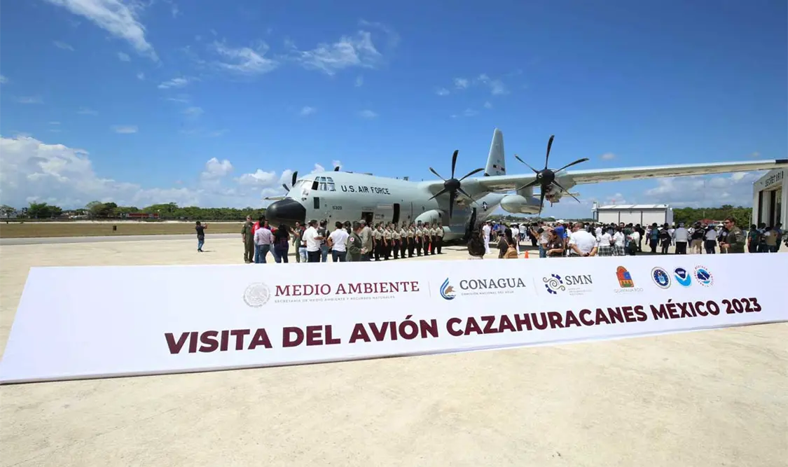 El avión cazahuracanes aterrizó en Chetumal para promover la conciencia de la prevención durante la próxima temporada de huracanes. Cortesía