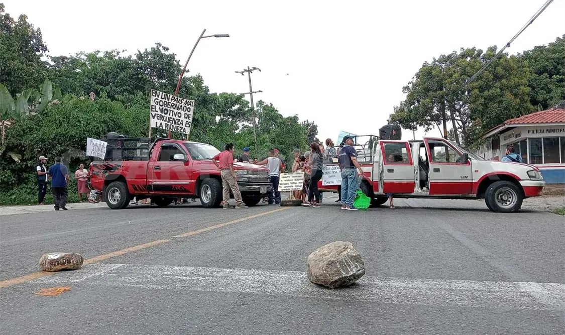 Los inconformes locatarios realizaron un plantón en la entrada de la cabecera municipal. Ramón García / CP
