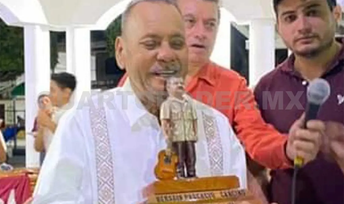 Le fue entregada una estatuilla tallada en madera en su honor, por parte del artesano Víctor Manuel Jiménez. Manuel Martínez / CP