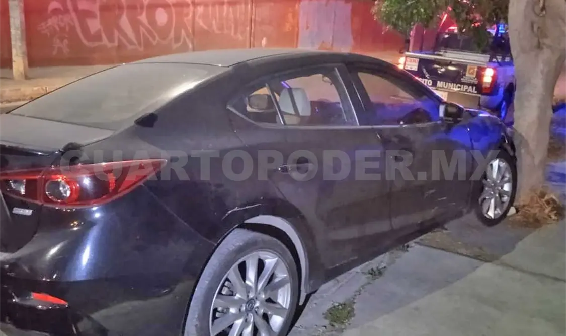 Oficiales de Tránsito y Vialidad Municipal tomaron conocimiento y dieron la orden para que el automóvil fuera enviado al corralón. Ulises López / CP