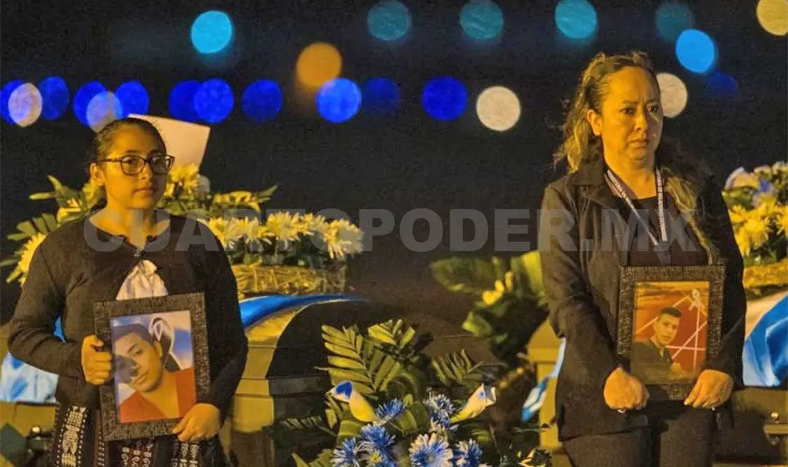 Las personas que sostuvieron las fotos fueron ajenas a las familias. Cortesía