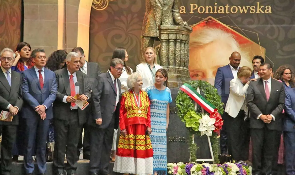 Al finalizar la ceremonia, Elena Poniatowska recibió el galardón de manera muy emotiva. CP