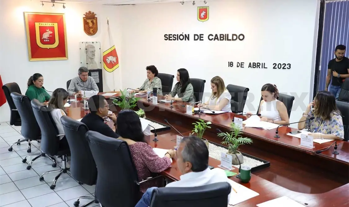 En la sesión de cabildo, el cuerpo edilicio aprobó por unanimidad apoyos económicos a trabajadores del ayuntamiento de Tuxtla. CP