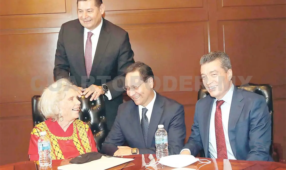 Se guardó un minuto de silencio para honrar a los miembros de la Orden Mexicana de la Medalla Belisario Domínguez que han fallecido. CP