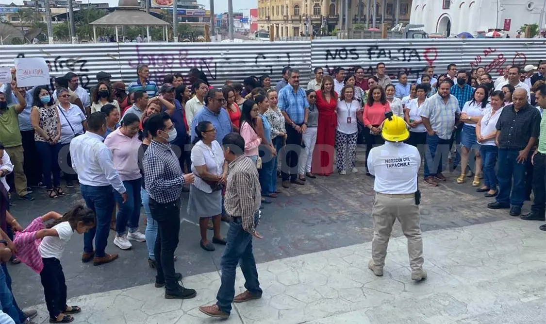 Servidores públicos salieron a las calles tras escucharse las alertas. Víctor Sánchez / CP