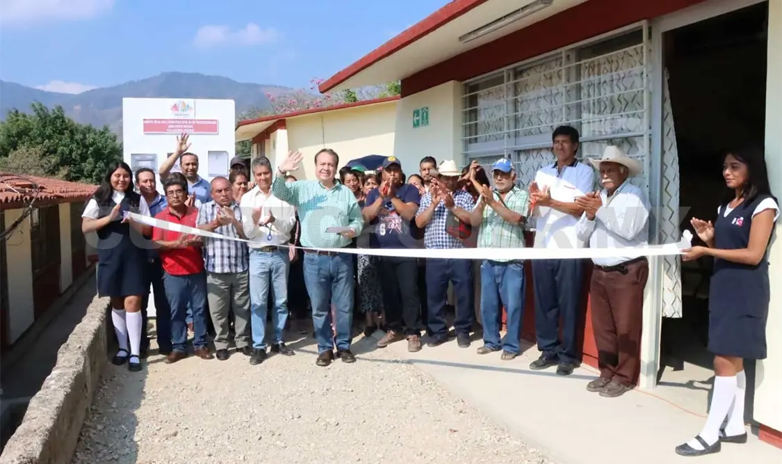 El alcalde Mariano Rosales, a nombre del Ayuntamiento que encabeza, hizo entrega de un aula en el ejido Nuevo México. CP