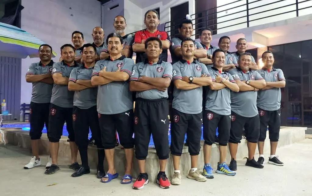 El equipo recibió su nueva indumentaria de las manos del presidente de Grupo Parabrisas. Cortesía