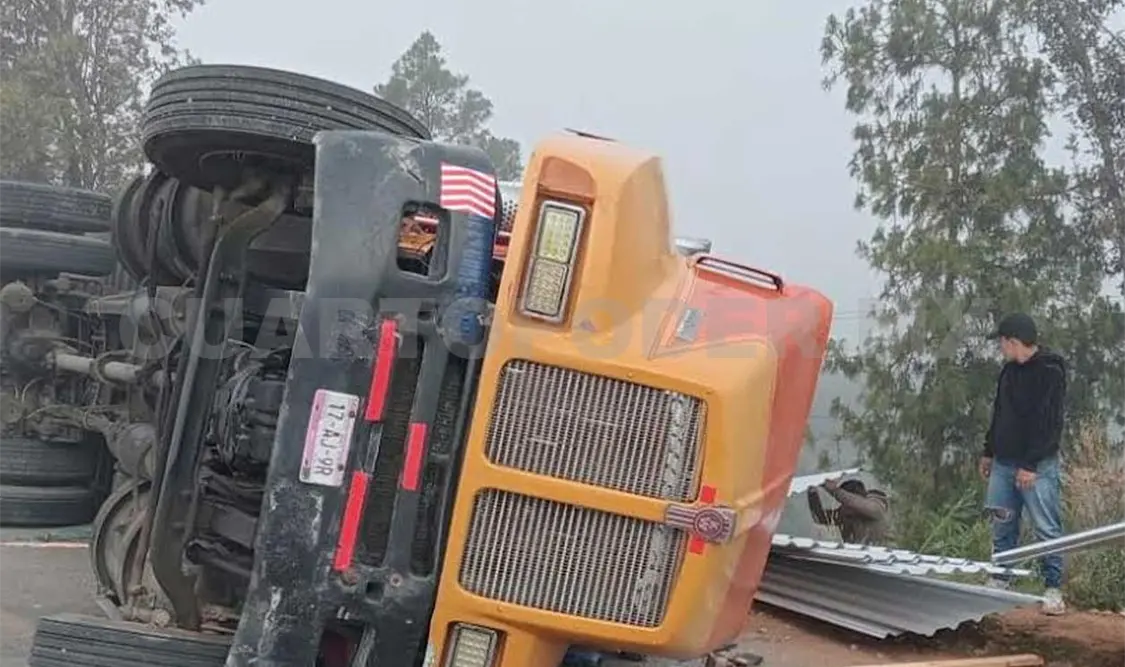 Se presume que el material que transportaba la pesada unidad había sido robado, por lo que al suscitarse el accidente entre San Cristóbal y Tenejapa fue abandonado todo. Manuel Martínez / CP