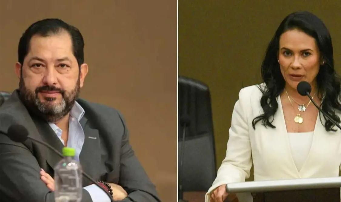 El morenista olvidó apagar su micrófono y presuntamente dice varios insultos. Cortesía
