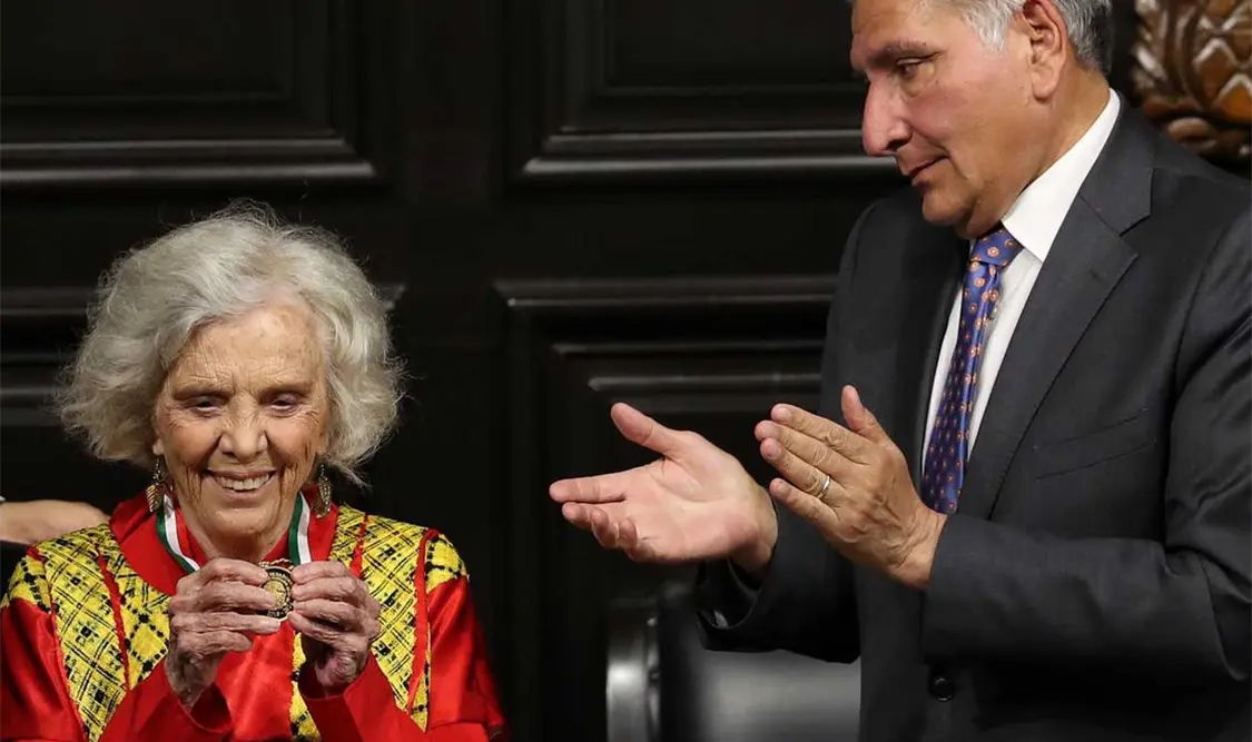 Adán Augusto López entregó la medalla Belisario Domínguez a Elena Poniatowska. Cortesía