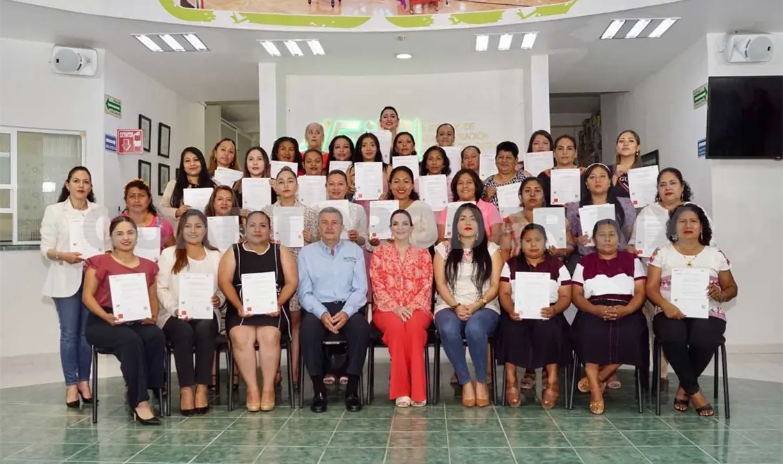 Durante la entrega de las 35 certificaciones a titulares de las IMM. CP