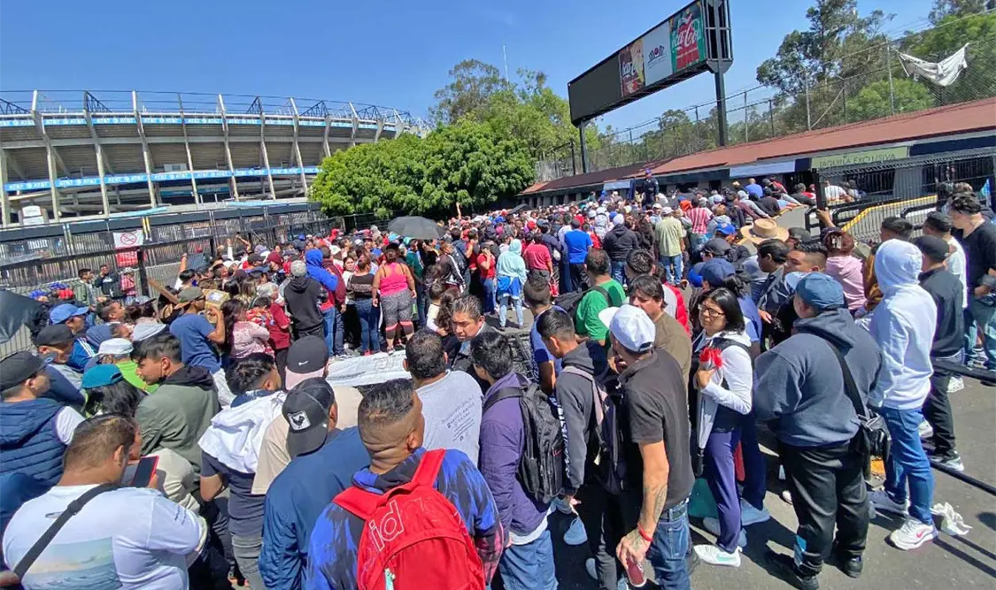 La afición de las Águilas no dudó en mostrar su molestia ante la falta de boletos para el partido, pues señalan que muchos de estos los tiene la reventa. Agencias