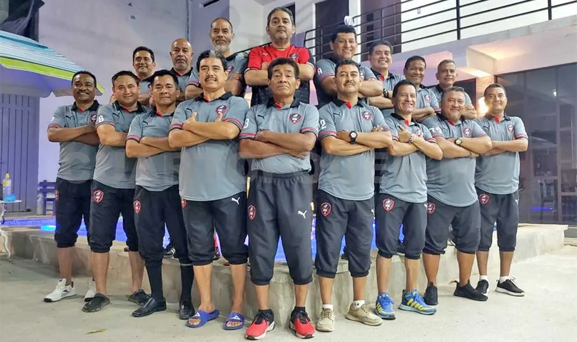 El equipo recibió su nueva indumentaria de las manos del presidente de Grupo Parabrisas. Cortesía