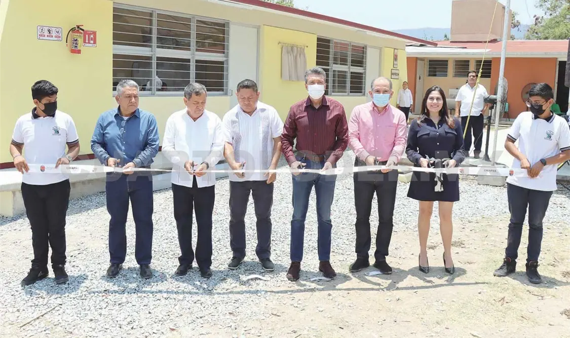 En la inauguración de las aulas en la Escuela Telesecundaria 1451 de la colonia Satélite, en Tuxtla Gutiérrez. CP