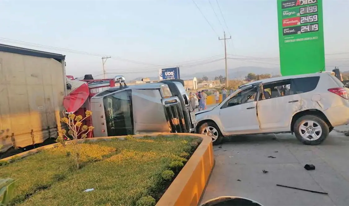 Tres unidades se vieron implicadas en el accidente múltiple en la madrugada de ayer. Juan Orel / CP