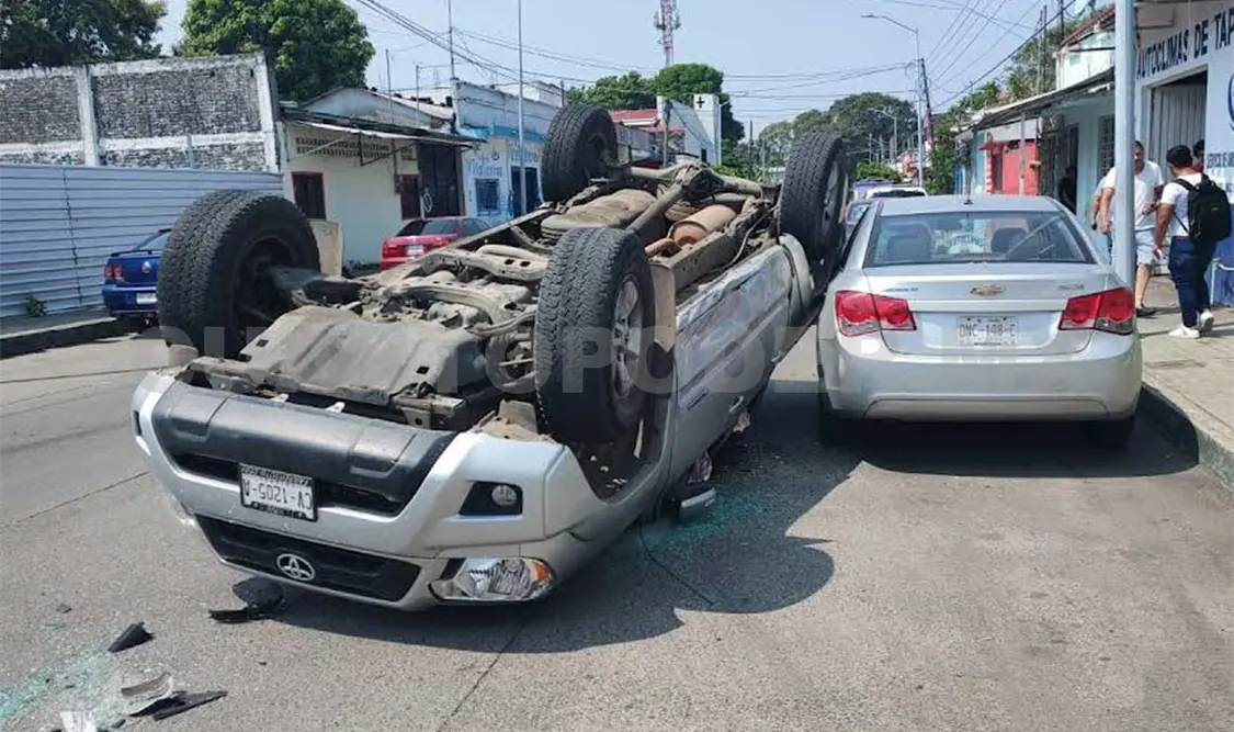 Paramédicos llegaron para valorar a Roberto Alejandro “N”, aunque no fue hospitalizado. Víctor Sánchez / CP
