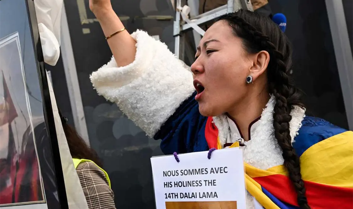 “¡Dejen de difamar a su santidad!”, “Stop a la propaganda china”, clamaban seguidores. Cortesía