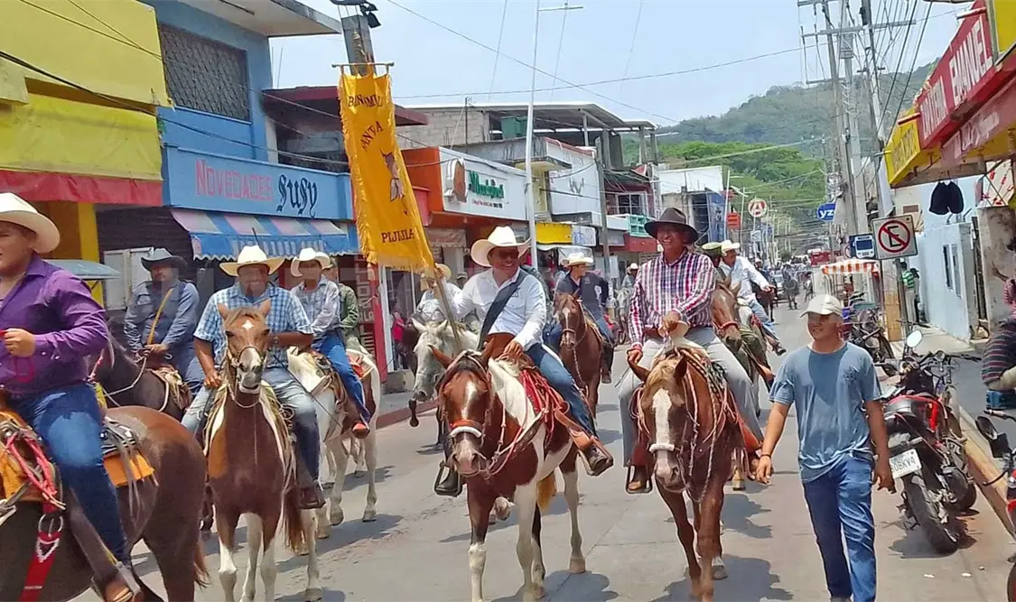 Se realizó una cabalgata por las principales calles de la ciudad, la cual fue promovida por el Mancomún de Bienes Comunales y la Sedena. CP
