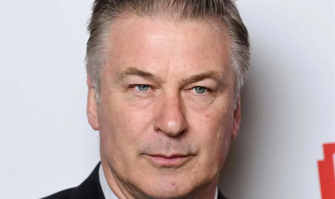 Retiran cargos en contra de Alec Baldwin