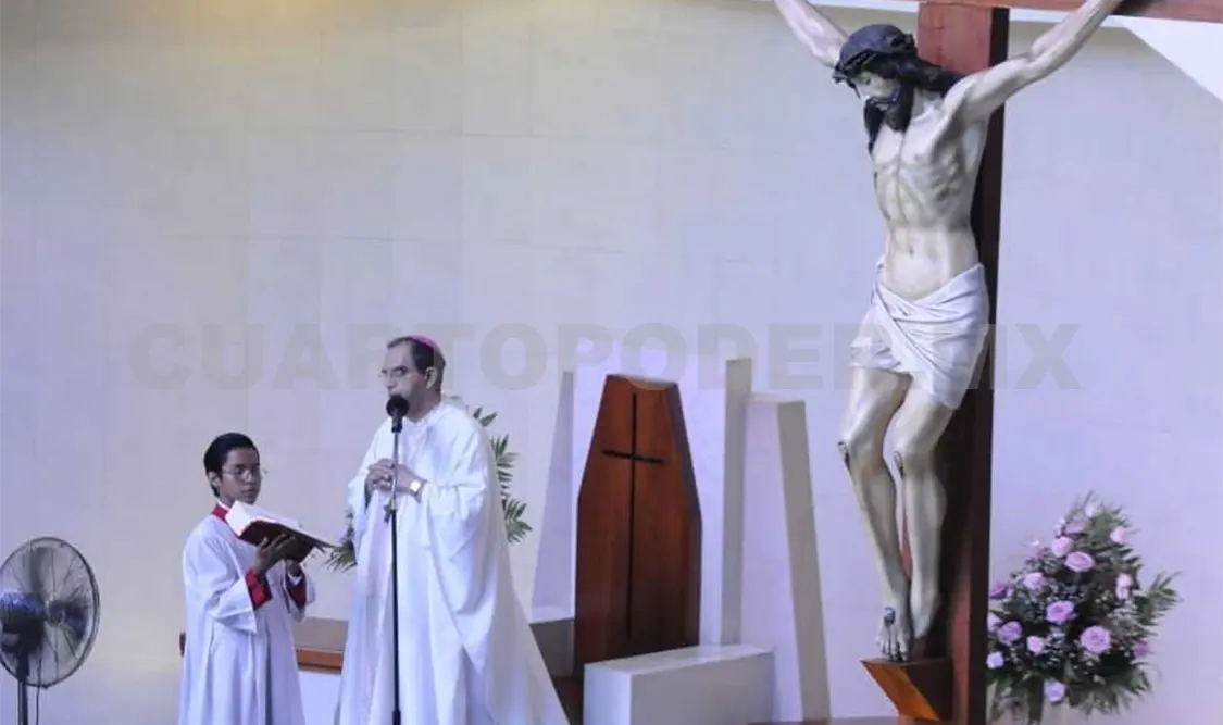 El obispo abordó su homilía sobre el tema de la cremación y otros criterios. Ramón García / CP