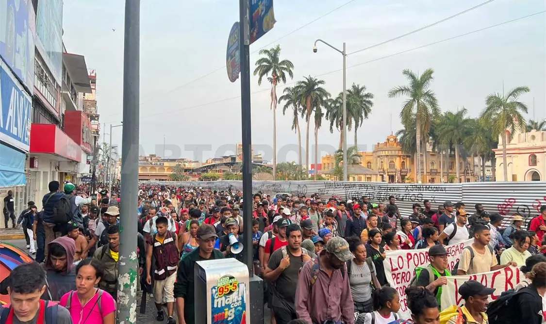 Con rumbo hasta el ejido Álvaro Obregón, el contingente siguió su trayecto hacia Huehuetán. Víctor Sánchez / CP