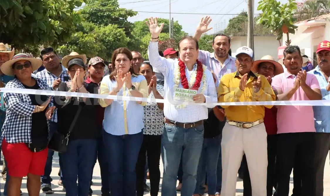 Rosales Zuarth realizó el corte del listón inaugural de la calle pavimentada con concreto hidráulico. CP