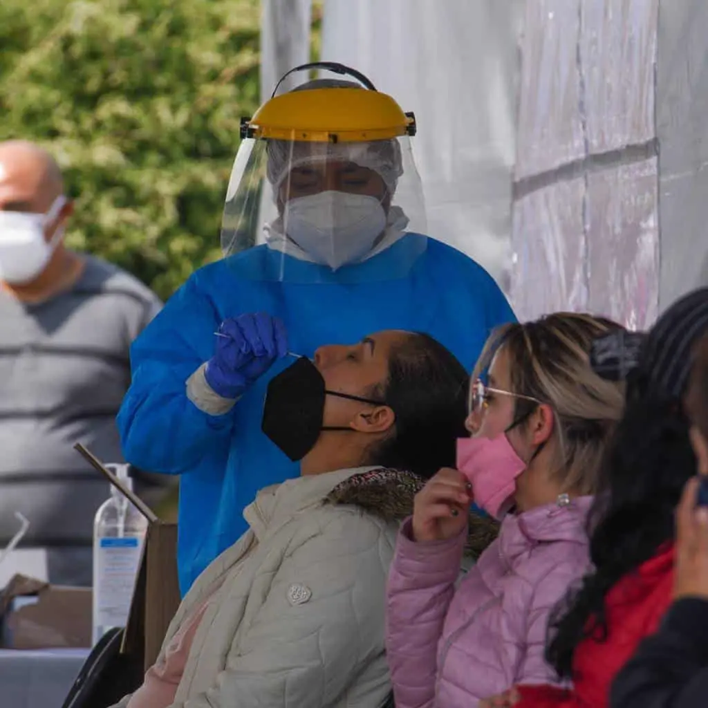 Si bien los contagios han descendido de manera importante, sigue presente en México y en el mundo. Cortesía